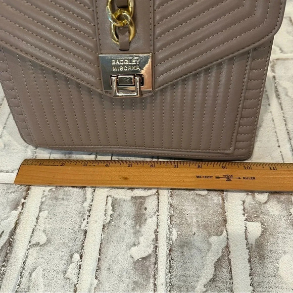 Badgley Mischka Quilted Crossbody Shoulder Gold Chain Buckle Taupe Bag - Picture 5 of 16